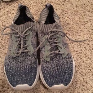 Comfy sneaker size 9